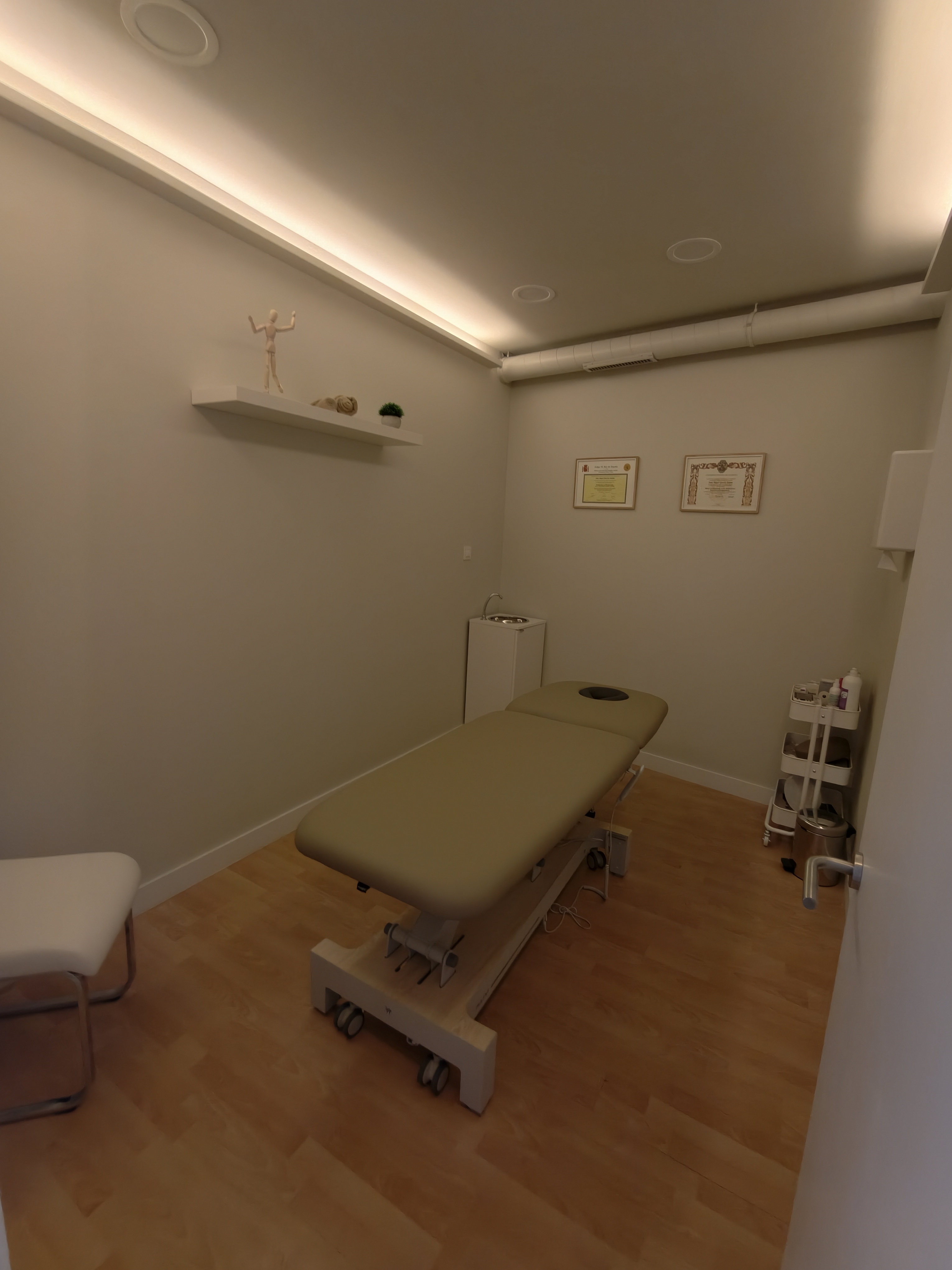 Sala de tratamiento de fisioterapia y osteopatía con camilla